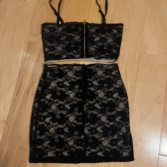 Superdown Mollie SET Lace Top and Mini Skirt with Side Slit - Picture 5 of 6